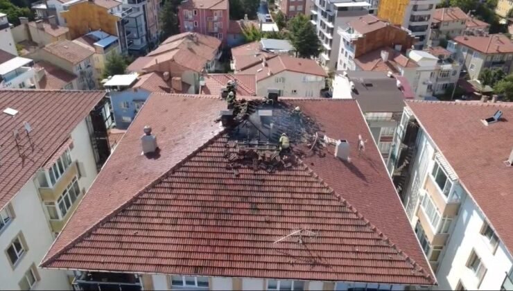 Kütahya’da yıldırım düşen çatıda yangın çıktı