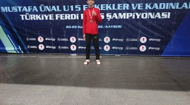 Kütahyalı Boksör Mehmet Turan Delibaş Türkiye üçüncüsü oldu