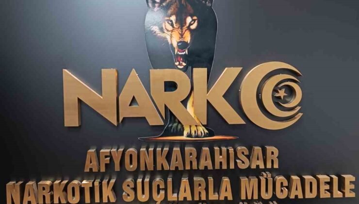 Minibüsün koltuk döşemesinden 3 kilogram uyuşturucu çıktı