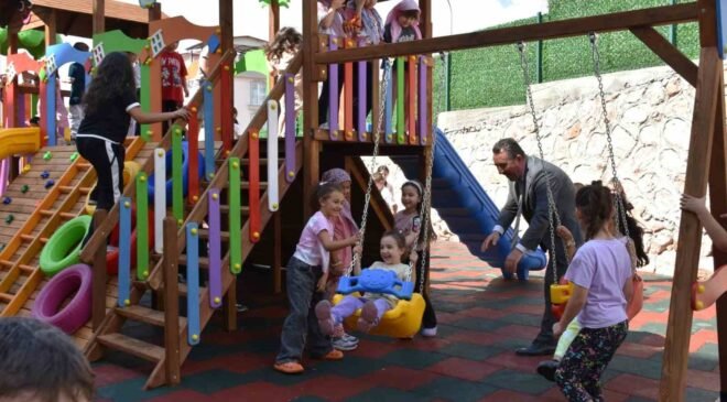 Miniklerin yüzü yenilenen oyun parkıyla güldü