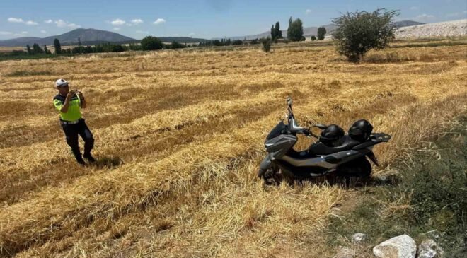 Motosikletin devrildiği kazada 2 kişi yaralandı