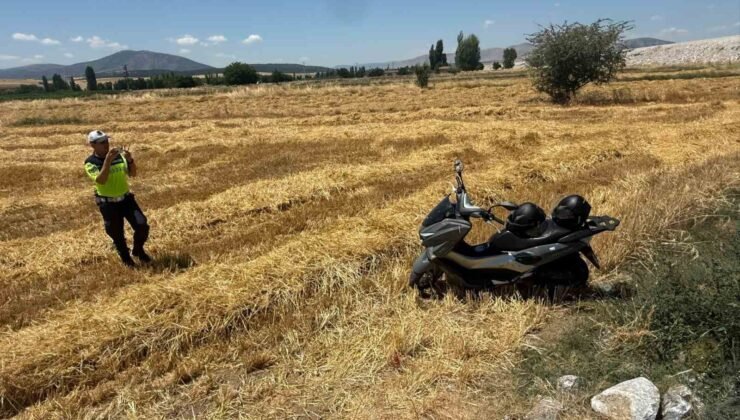 Motosikletin devrildiği kazada 2 kişi yaralandı