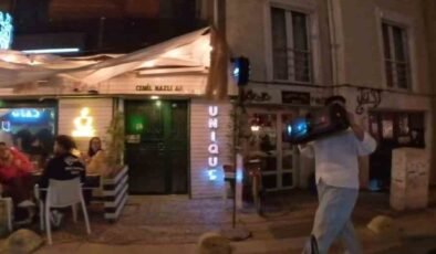 Müzik çaları kulağına dayayarak son ses ile sokakta yürüyen kişi tepki çekti
