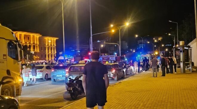 Orta refüje çarpan otomobil takla attı: 2 yaralı