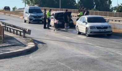 Otomobil refüje çıktı, yola dökülen yağ trafiği tehlikeye düşürdü