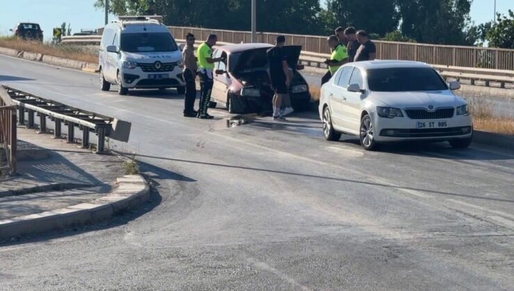 Otomobil refüje çıktı, yola dökülen yağ trafiği tehlikeye düşürdü