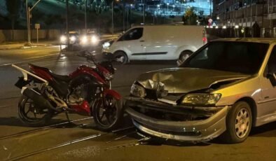 Otomobil ve motosiklet kafa kafaya çarpıştı: 2 yaralı