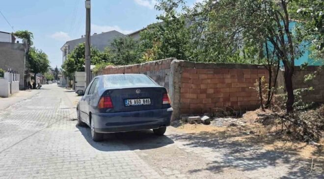Otomobilin elektrik aksamından çıkan yangın aracı kullanılamaz hale getirdi