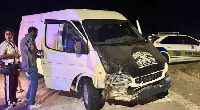 Otomobille kamyonetin çarpıştığı kazada 4 kişi yaralandı