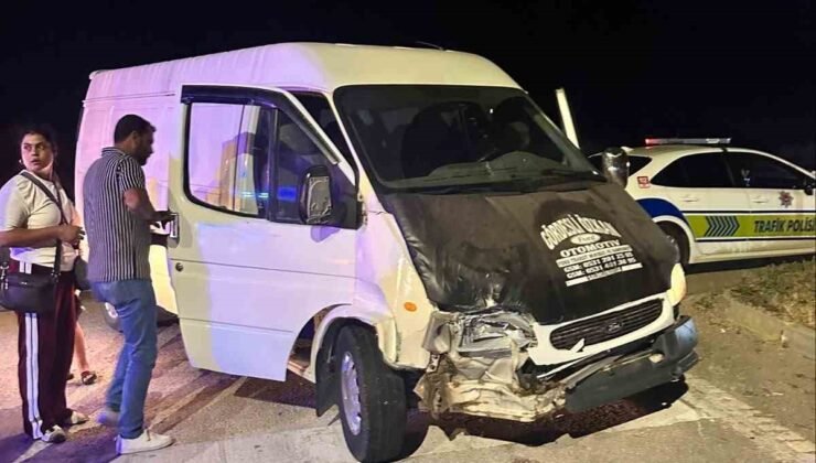 Otomobille kamyonetin çarpıştığı kazada 4 kişi yaralandı