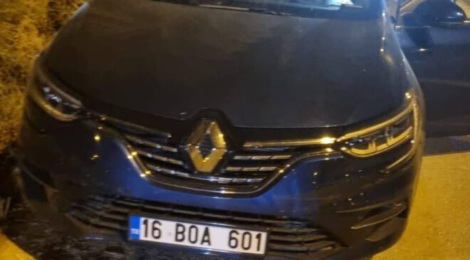 Park halindeki araca çarpan otomobildeki 2 kişi yaralandı