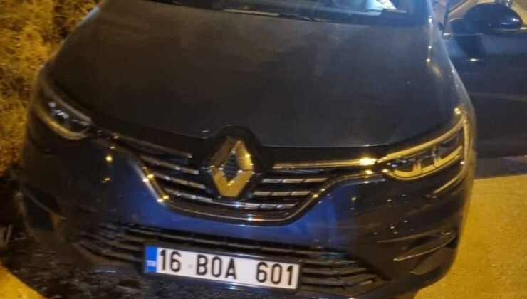 Park halindeki araca çarpan otomobildeki 2 kişi yaralandı