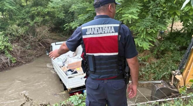 Patlayan boru kamyoneti dere içinde mahsur bıraktı