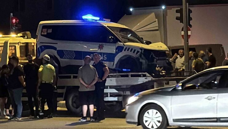 Polis aracı ile otomobil çarpıştı: 2’si polis 3 yaralı