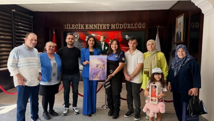 Polis çifte anlamlı veda