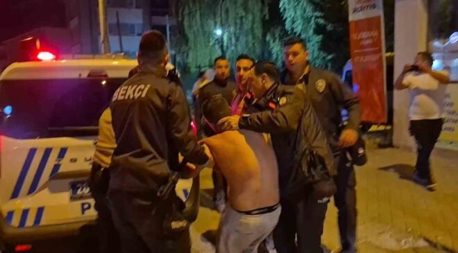 Polis ekiplerine zorluk çıkartan alkollü sürücü kafasını otobüs durağına vurdu: “Yanıyorum, su verin. Ben teslim olmaya geldim”