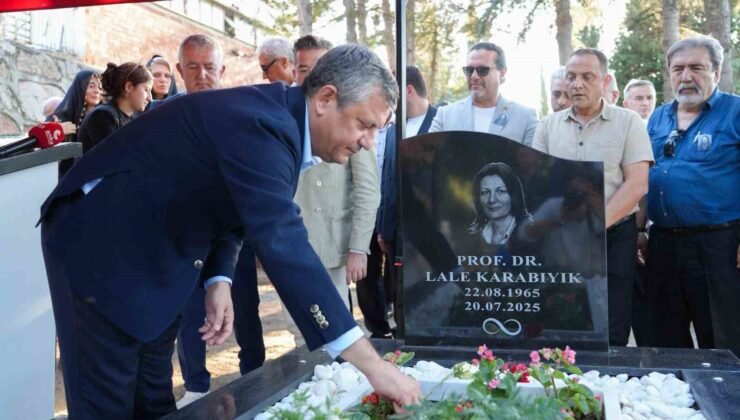 Prof. Dr. Lale Karabıyık’ı anma programına CHP Grup Başkanı Özgür Özel de katıldı
