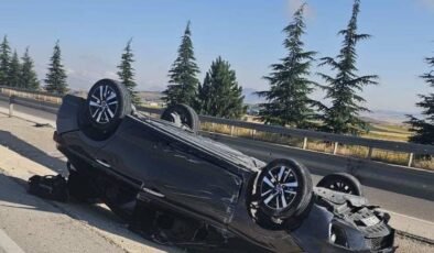 Refüje devrilen otomobilde beşi çocuk 8 kişi yaralandı