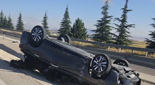 Refüje devrilen otomobilde beşi çocuk 8 kişi yaralandı