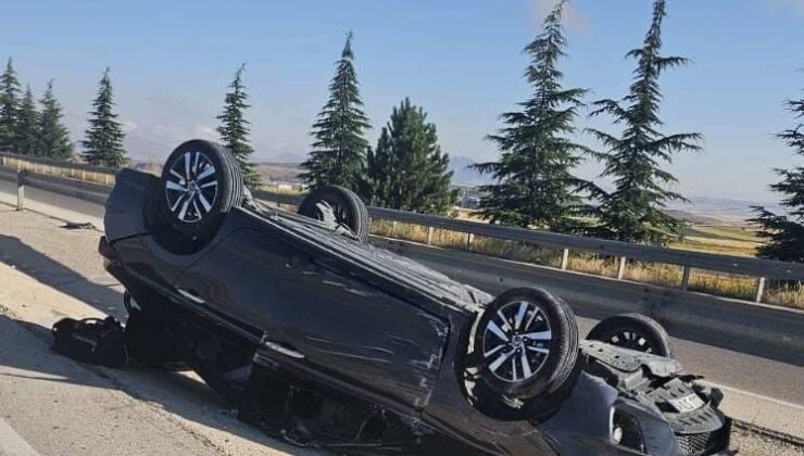 Refüje devrilen otomobilde beşi çocuk 8 kişi yaralandı