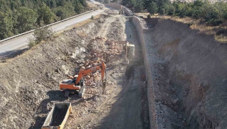 Sarıcakaya yolundaki yıkılan duvar tamir edildi, yol çalışmaları devam ediyor
