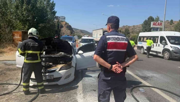 Seyir halindeki otomobil bir anda alev aldı