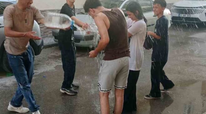 Sıcaktan bunalan gençler serinlemek için su savaşı yaptı