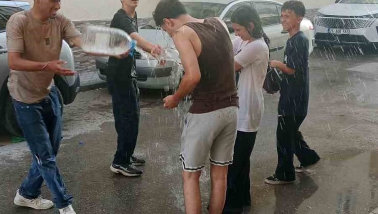 Sıcaktan bunalan gençler serinlemek için su savaşı yaptı