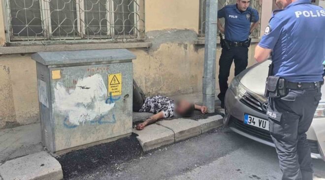 Sokak ortasında elinde tabancayla hareketsiz yatan genç paniğe neden oldu