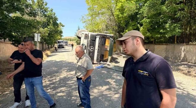 Sürücü kimseye zarar vermemek için freni boşalan tırı yan yatırdı, 1 yaralı