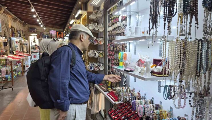Tarihi külliyedeki lüle taşı stantlarında turist hareketliliği