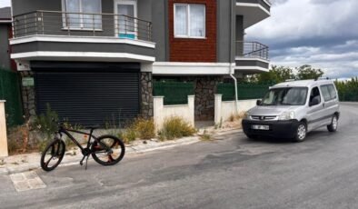 Tavşanlı’da hafif ticari araç bisiklete çarptı