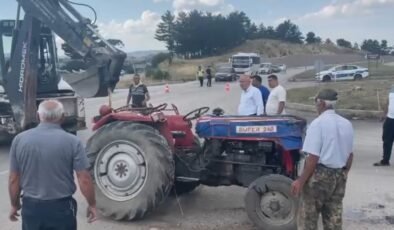 Tavşanlı’da otomobil ile traktör çarpıştı: 3 yaralı