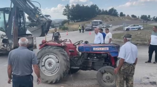 Tavşanlı’da otomobil ile traktör çarpıştı: 3 yaralı