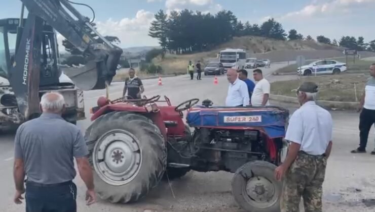Tavşanlı’da otomobil ile traktör çarpıştı: 3 yaralı
