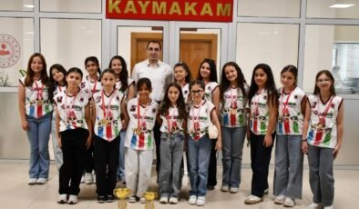 Tavşanlı’da şampiyon voleybol takımı kutlandı