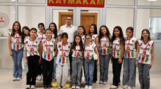 Tavşanlı’da şampiyon voleybol takımı kutlandı