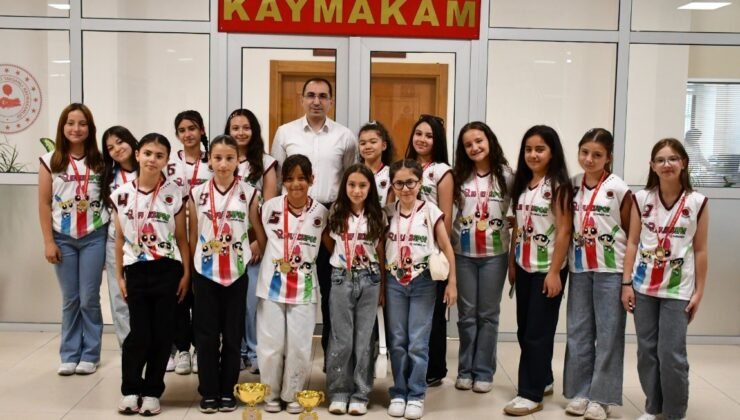 Tavşanlı’da şampiyon voleybol takımı kutlandı