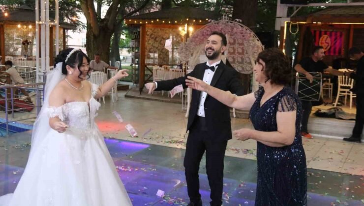 Tayvanlı eşi ile İrlanda’da başlayan aşkı Eskişehir’de çiftetelli oynadıkları düğünle taçlandı