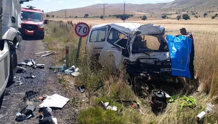 Tırla çarpışan minibüsün şoförü hayatını kaybetti