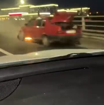 Tofaş marka otomobil köprünün üzerinde alev aldı