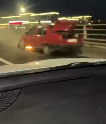 Tofaş marka otomobil köprünün üzerinde alev aldı