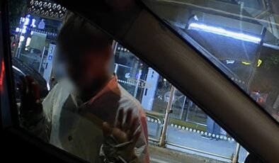Trafik ışıklarında araçlara ‘yapışan’ çocuklar araç kamerasına yansıdı
