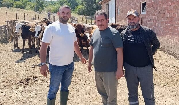 Tunçbilek’te daha sağlıklı hayvancılık için ilaçlama yapıldı