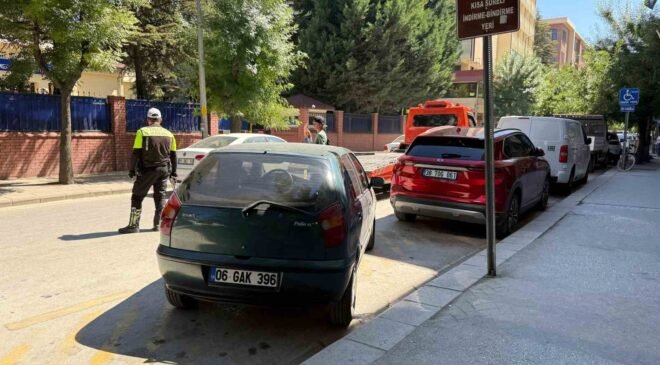 Tur otobüslerine ayrılan alana park eden araçlar ceza kesildi