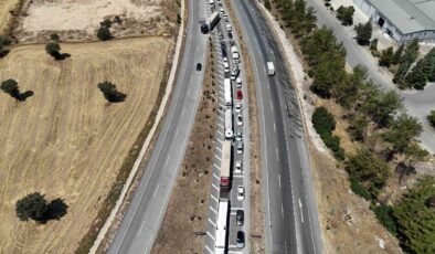 Uşak’ta çekici üzerindeki domates yüklü kamyon yola devrildi