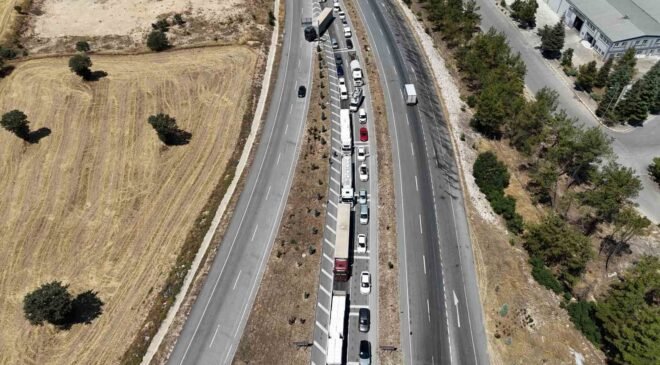 Uşak’ta çekici üzerindeki domates yüklü kamyon yola devrildi