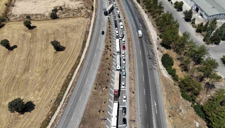 Uşak’ta çekici üzerindeki domates yüklü kamyon yola devrildi