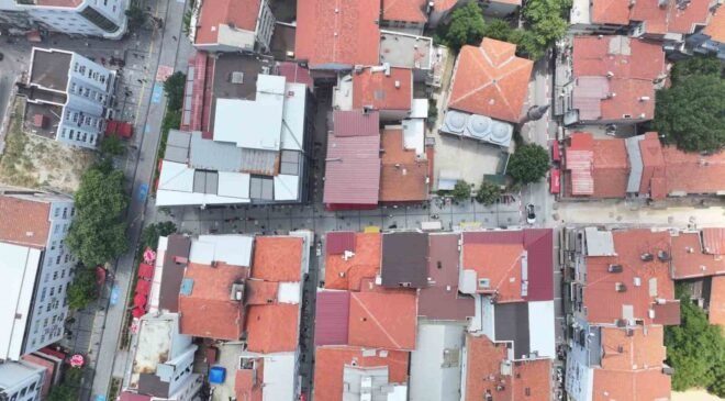 Uşak’ta Kurtuluş ve Yeşil Karaağaç mahallelerinde zemin taşları yenileniyor