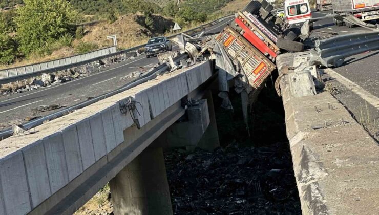 Uşak’ta tır, iki köprü arasına devrildi: 1 ölü